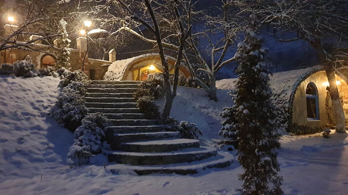 Au cœur de l'hiver, le hameau fantastique s'est transformé en un pays des merveilles enneigé, pour le plus grand plaisir des invités.