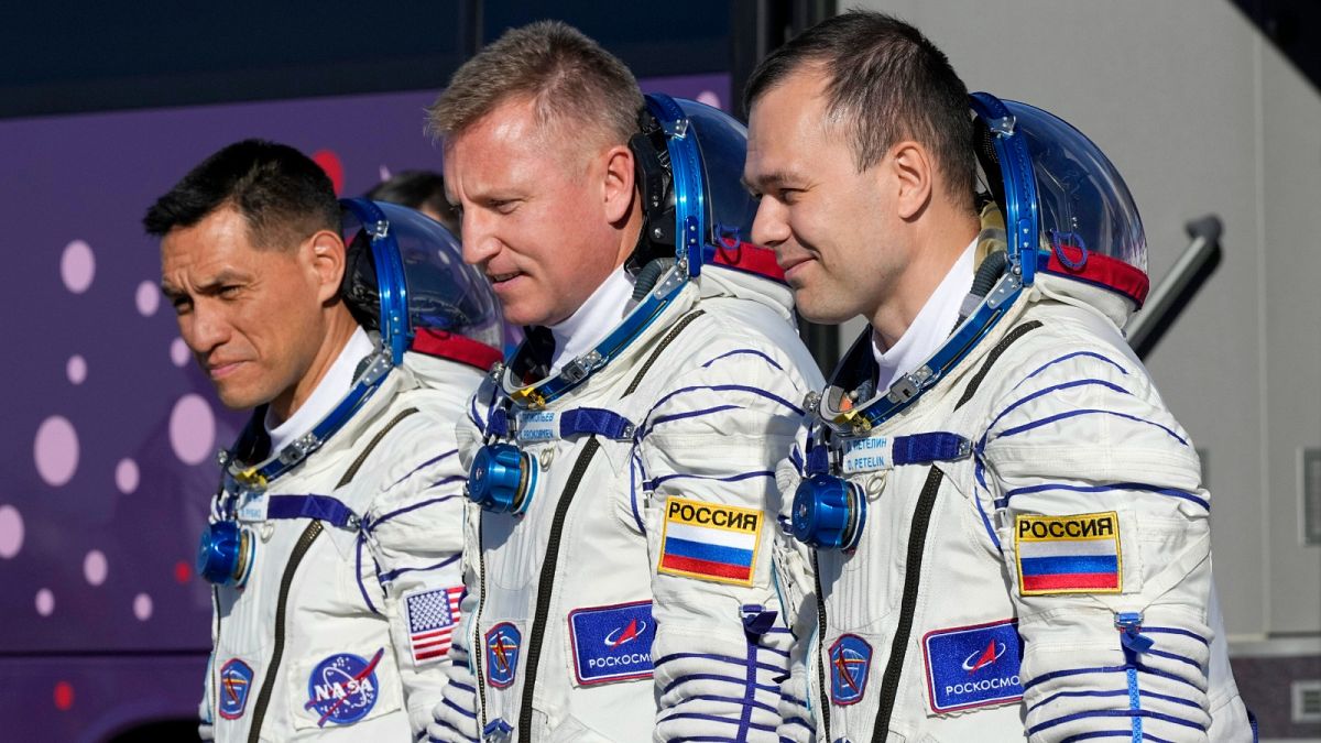  رائد فضاء ناسا فرانك روبيو، ورواد فضاء روسكوزموس سيرجي بروكوبييف وديمتري بيتلين، أفراد طاقم محطة الفضاء الدولية (ISS)، بايكونور كازاخستان، 21 سبتمبر 2022.