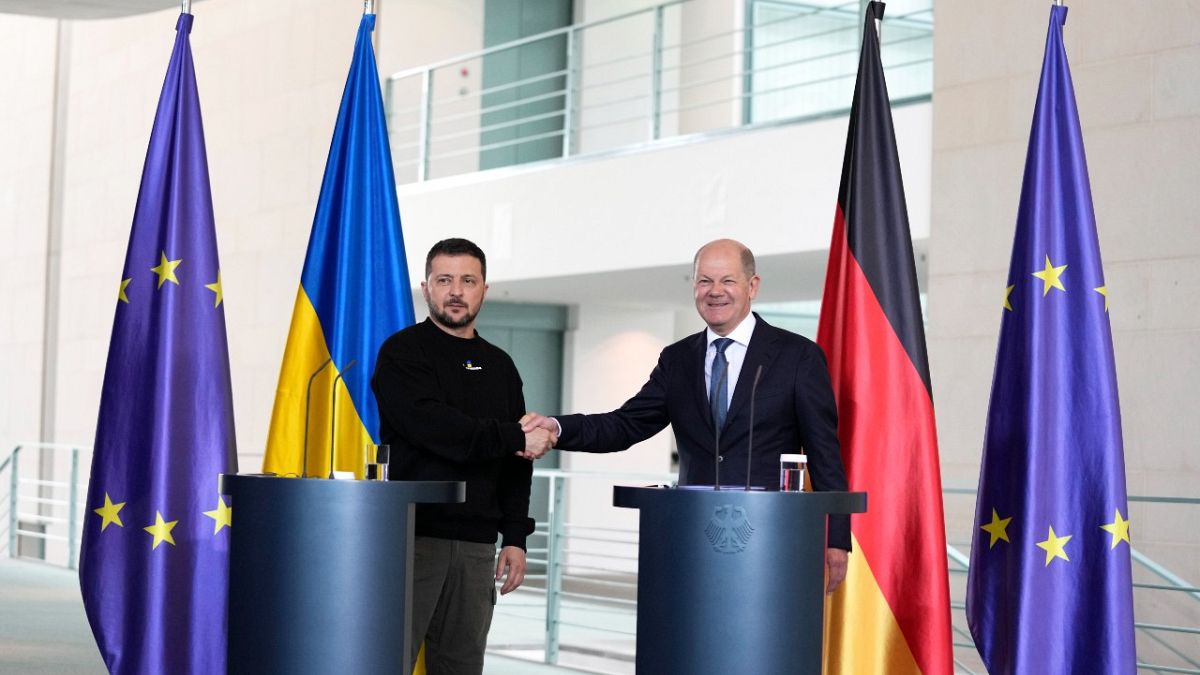 المستشار الألماني أولاف شولتس والرئيس الأوكراني فولوديمير زيلينسكي في برلين، ألمانيا
