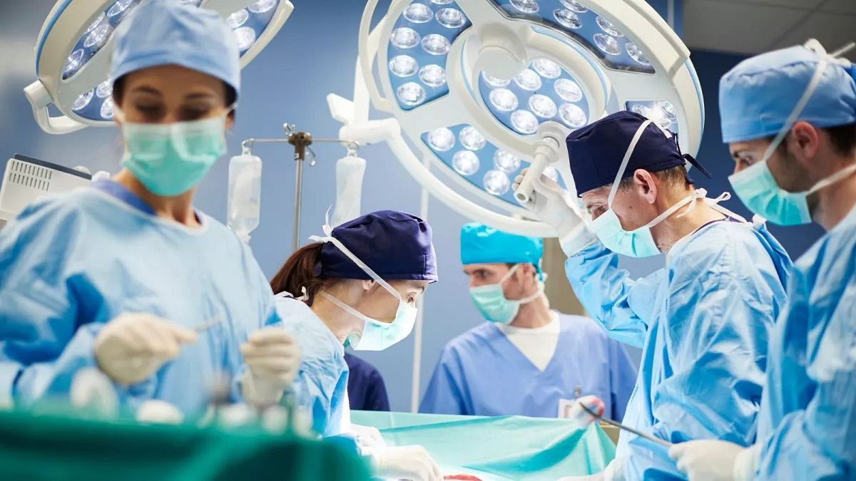 İtalya'da bir kişi, 12 saat süren bir ameliyat geçirerek ayağından alınan siniri omzuna nakledildi. Şahsın bu şekilde felçli elini kullanması öngörülüyor