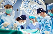 İtalya'da bir kişi, 12 saat süren bir ameliyat geçirerek ayağından alınan siniri omzuna nakledildi. Şahsın bu şekilde felçli elini kullanması öngörülüyor