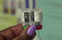 Νοσηλεύτρια ετοιμάζει εμβόλιο - εμβολιασμός κατά της ελονοσίας RTS,S
