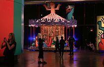عرض الكاروسيل الملون لكيث هارينج في "لونا لونا: الخيال المنسي" في 22 ديسمبر 2023