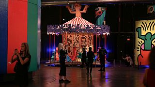 عرض الكاروسيل الملون لكيث هارينج في "لونا لونا: الخيال المنسي" في 22 ديسمبر 2023