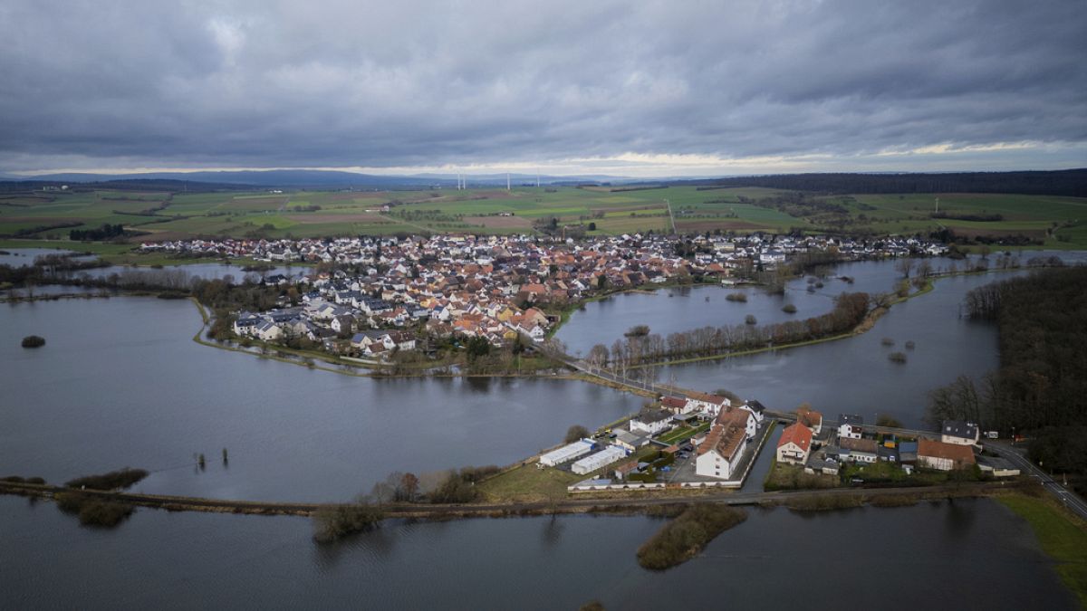 Das von Wasser umgebene Dorf Eichen nahe Nidderau in Hessen am 28.12.23
