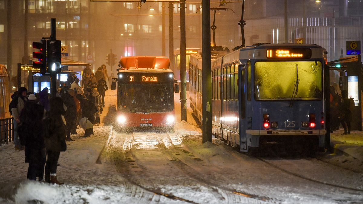 Tranvías y autobuses en condiciones de nieve en Jernbanetorget en el centro de Oslo, Noruega, el 4 de enero de 2023.