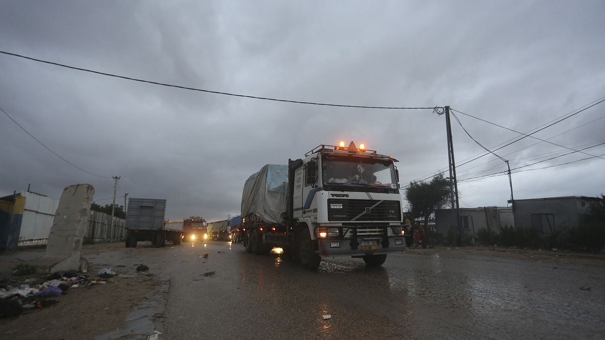 شاحنات المساعدات الإنسانية إلى مدينة رفح بقطاع غزة