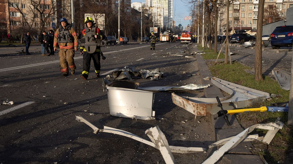 Débris d'un bâtiment après l'attaque de missiles russes à Kyiv, en Ukraine, le vendredi 29 décembre 2023.