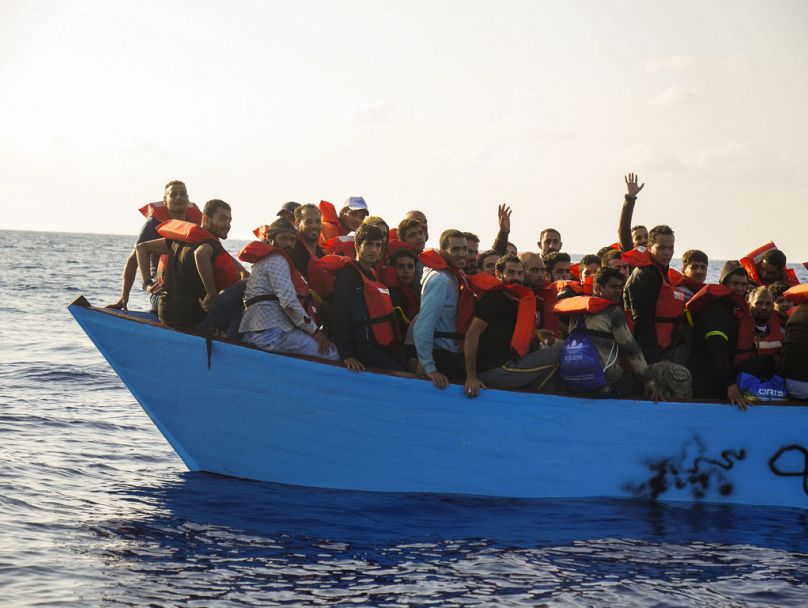 Migrantes son rescatados del mar a unas 30 millas de Libia por los miembros del buque humanitario Geo Barents, viernes 6 de octubre de 2023.