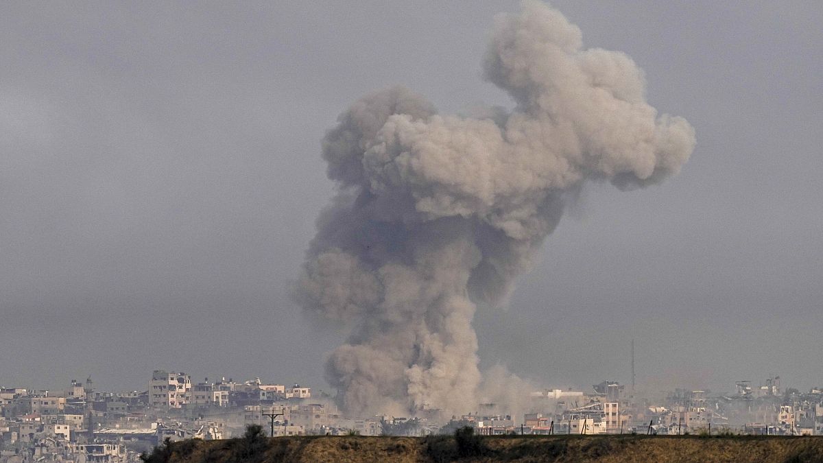 De la fumée s'élève après un bombardement israélien dans la bande de Gaza, vue du sud d'Israël, mercredi 27 décembre 2023. L'armée combat les militants palestiniens dans toute