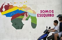 Graffiti Caracasban, amely Venezuelát Essequibo területével együtt ábrázolja