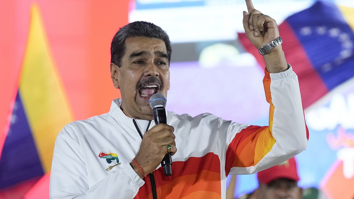 يتحدث الرئيس نيكولاس مادورو إلى أنصار الحكومة بعد استفتاء بشأن مطالبة فنزويلا بإيسيكويبو، وهي منطقة تديرها وتسيطر عليها غيانا، في كاراكاس، فنزويلا، الأحد 3 دجنبر 2023.