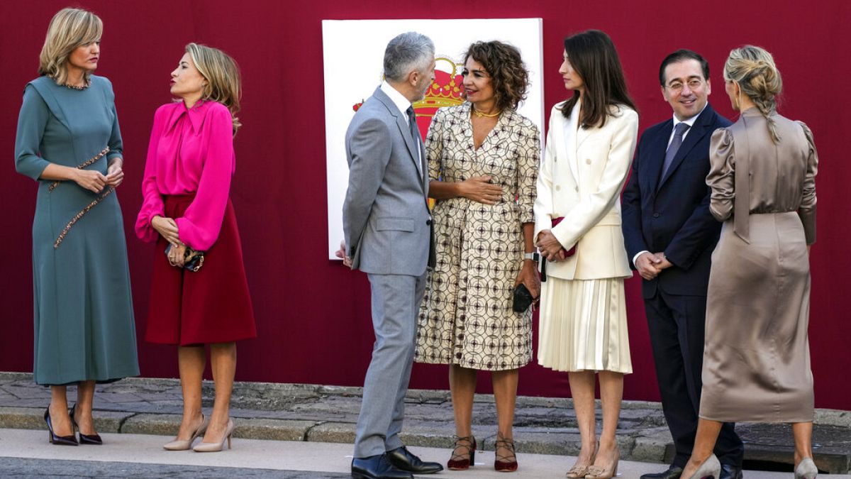 La nueva vicepresidenta de España, María Jesús Montero, en el centro de la imagen  junto a otros ministros. Archivo