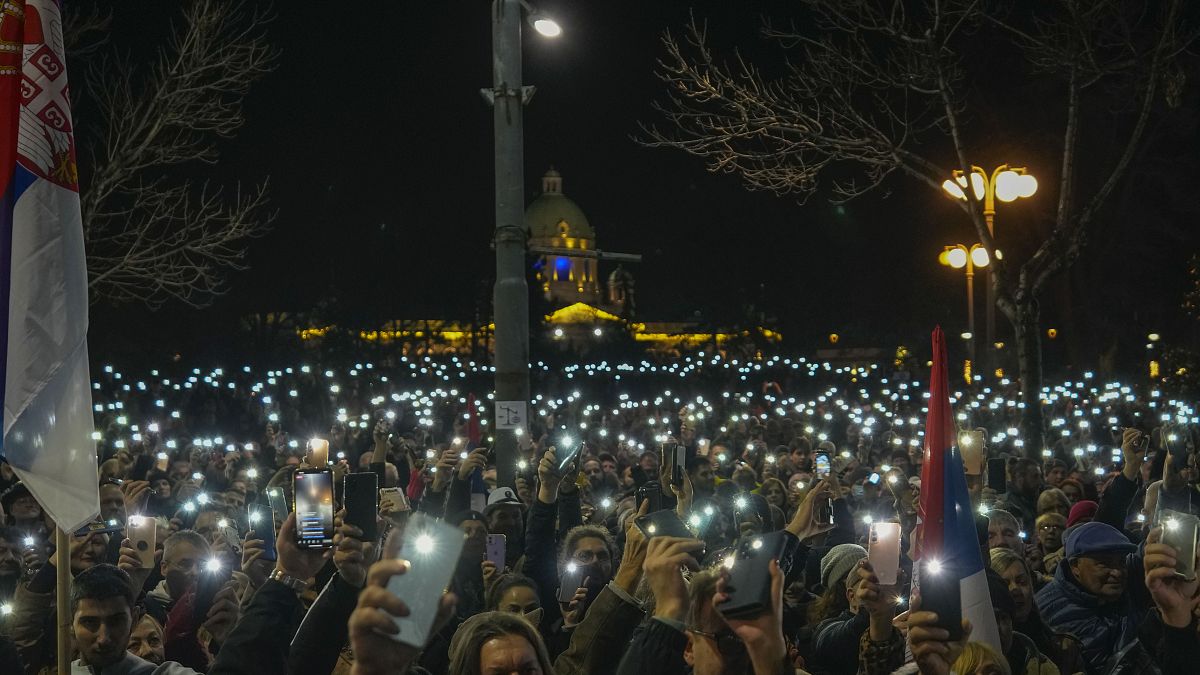 يحمل مؤيدو المعارضة الصربية أضواء أثناء الاحتجاج خارج مبنى اللجنة الانتخابية في بلغراد ، صربيا ، الأحد ، 24 دجنبر 2023.