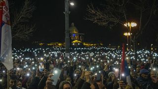 يحمل مؤيدو المعارضة الصربية أضواء أثناء الاحتجاج خارج مبنى اللجنة الانتخابية في بلغراد ، صربيا ، الأحد ، 24 دجنبر 2023.