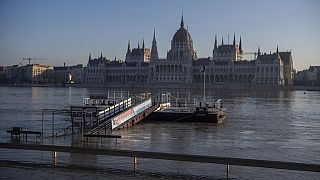 Το νερό του Δούναβη ξεπέρασε το ύψος της κατασκευασμένης όχθης στη Βουδαπέστη