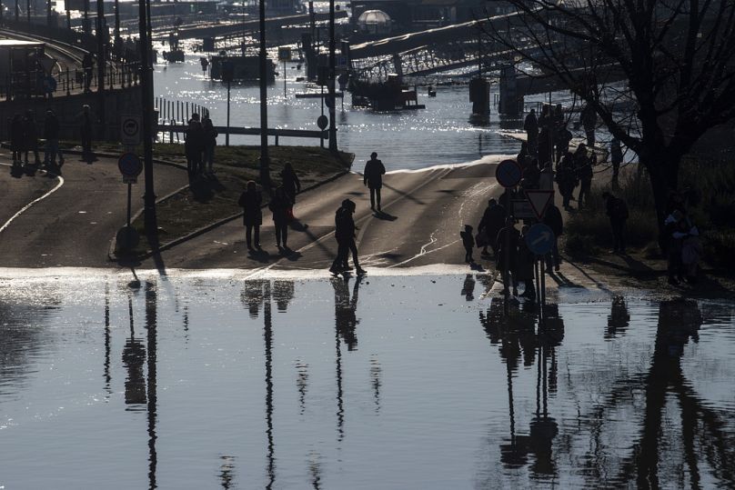 Danube's highest water level since 2013 floods Budapest Due to rising waters, the removal of cars left on the closed lower embankments of Buda and Pest.