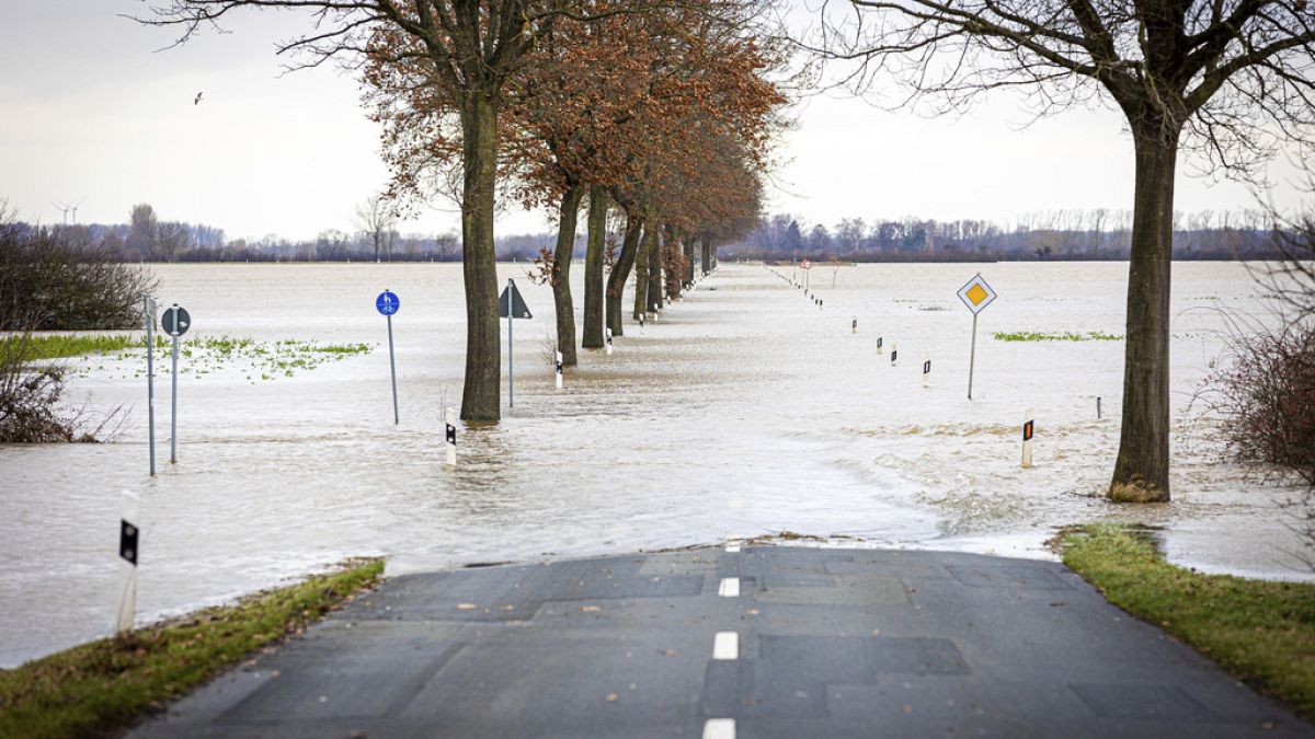 Westeuropa steht unter Wasser. In Deutschland, Frankreich und Großbritannien hat es starken Regen und Windböen gegeben. 