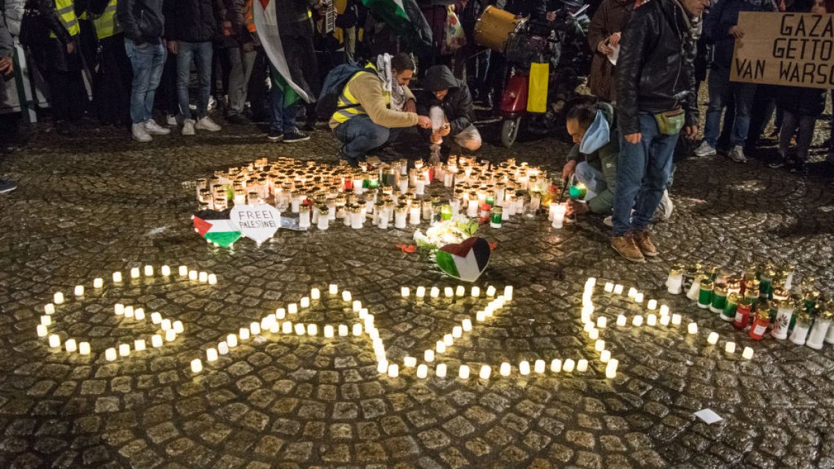 Hunderte Menschen versammeln sich am Heiligabend in Amsterdam, Niederlande, zu einer Kundgebung zur Unterstützung für Gaza