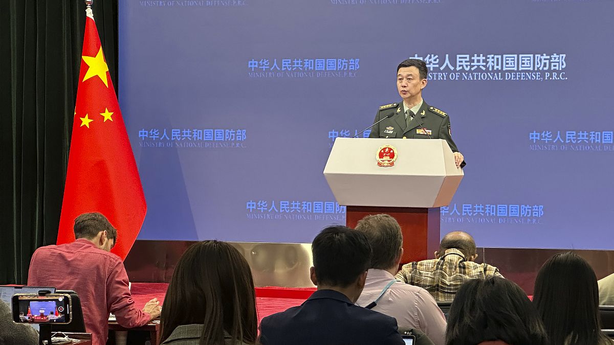 المتحدث باسم وزارة الدفاع الصينية العقيد وو تشيان يتحدث للصحفيين في المؤتمر الصحفي شهري في بكين، الخميس 28 ديسمبر 2023.