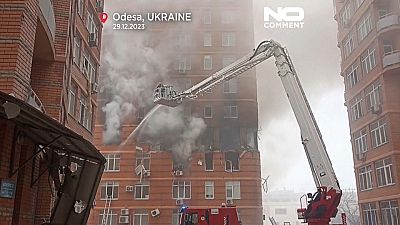Nach russischen Angriffen wurdem in der ukrainischen Stadt Odessa Wohnhäuser zerstört. Die Feuerwehr versuchte, den starken Rauch der aus den Gebäuden emporstieg, einzudämmen.