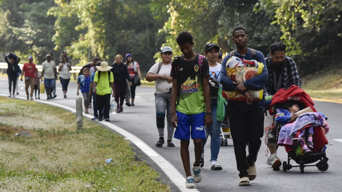 Menekültek Villa Comaltitlanban, Chiapas államban, Mexikó déli részén, észak felé tartanak az amerikai határ felé