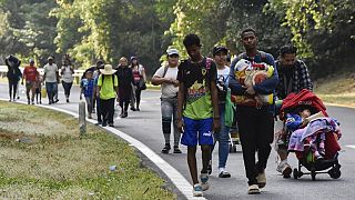 Menekültek Villa Comaltitlanban, Chiapas államban, Mexikó déli részén, észak felé tartanak az amerikai határ felé