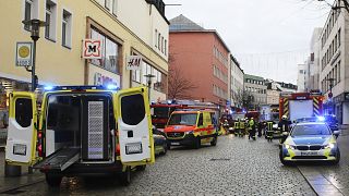  خدمات الطوارئ من الشرطة وإدارة الإطفاء والإسعاف في مكان الحادث الذي وقع في وسط مدينة باساو، ألمانيا