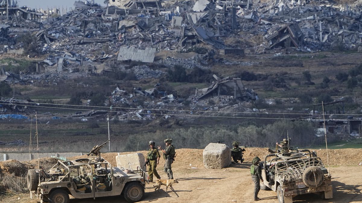 Izraeli katonák elfoglalják állásaikat a Gázai övezet határának közelében, Izrael déli részén, 2023. december 29-én, pénteken.