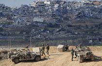 Soldati israeliani prendono posizione vicino al confine con la Striscia di Gaza (29 dicembre 2023)