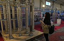 طالبة تنظر إلى أجهزة الطرد المركزي الإيرانية المصنعة محليًا في معرض للإنجازات النووية للبلاد، في طهران، إيران، الأربعاء، 8 فبراير 2023.