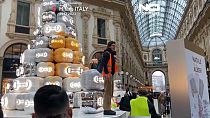 Des activistes du climat ont déversé de la peinture lavable sur un arbre de Noël sponsorisé par Gucci dans un centre-commercial à Milan vendredi.  