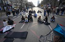 Az utcán letáborozott szerb egyetemisták Belgrádban 2023. december 29-én