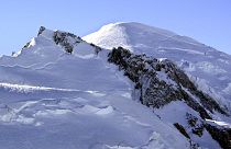 Esta fotografía de archivo del 19 de febrero de 2003 muestra el Mont Blanc, la montaña más alta de Europa occidental.
