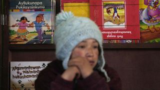 كتب مكتوبة بلغة الكيتشوا الأصلية خلف أحد الطلاب في مدرسة ابتدائية عامة في ليكابا، بيرو 2019.