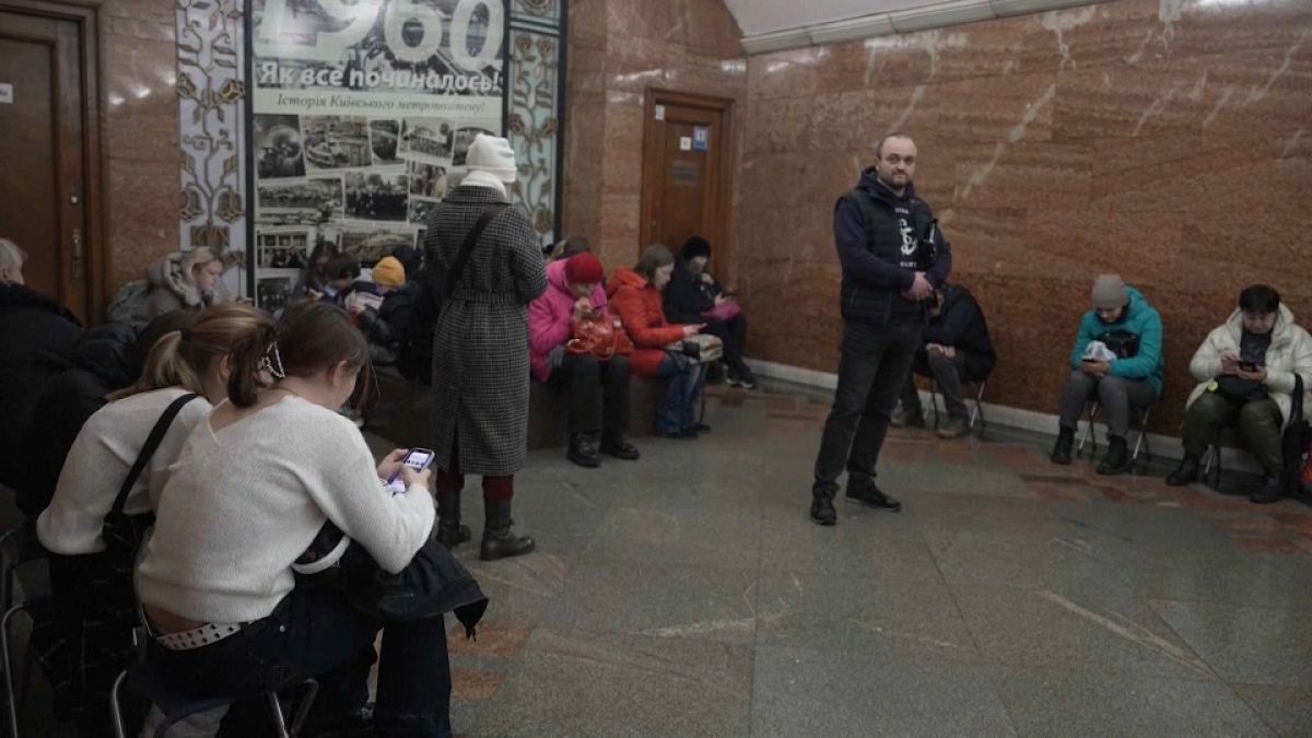 سكان كييف يحتمون في محطة مترو الأنفاق في انتظار انتهاء التنبيهات