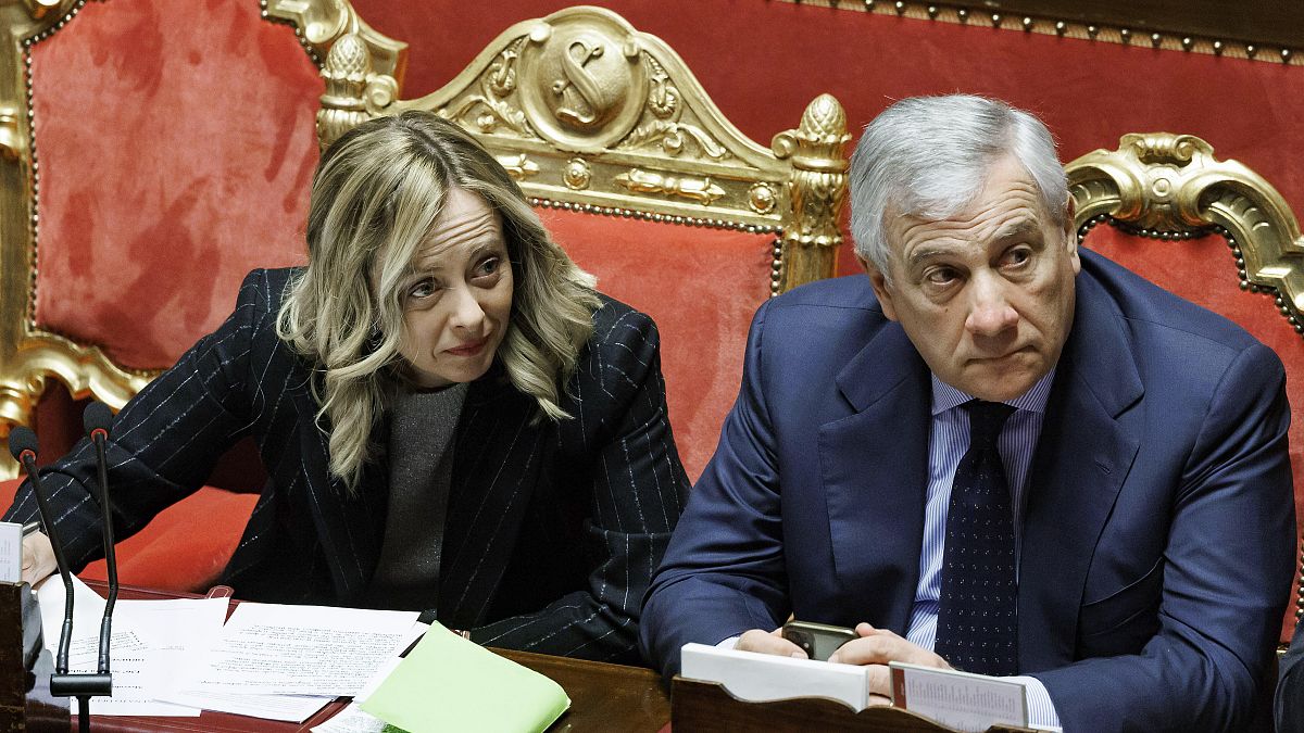 Il premier italiano Giorgia Meloni, a sinistra, e il ministro degli Esteri Antonio Tajani parlano al Senato (13 dicembre 2023)