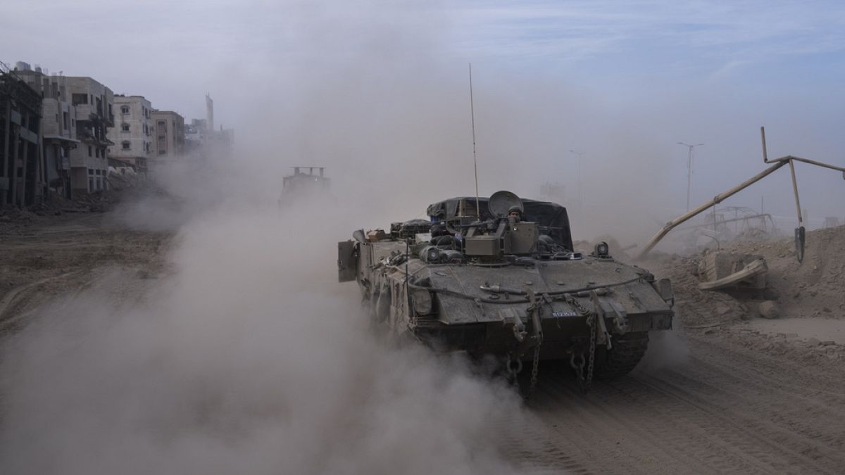Israelische Soldaten während einer Bodenoperation im Gazastreifen auf einem gepanzerten Personentransporter,  22. November 2023