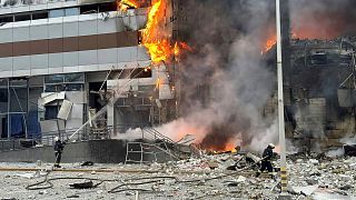 Des pompiers travaillent sur le site d'un bâtiment endommagé après une attaque russe à Kyiv, en Ukraine, le vendredi 29 décembre 2023.