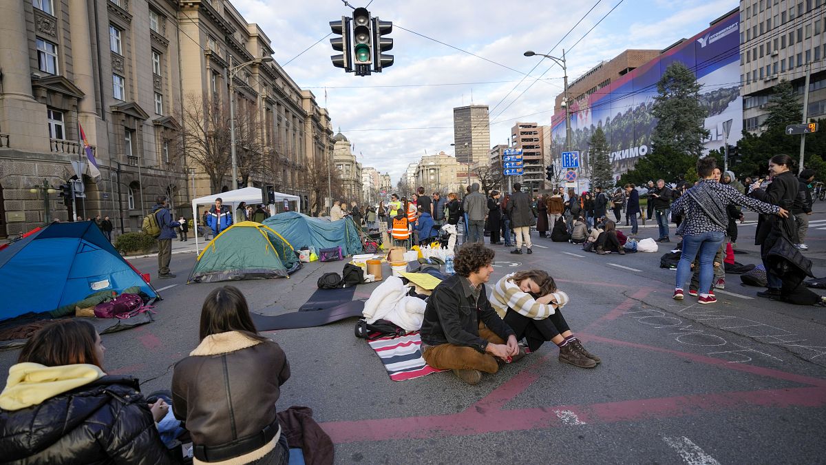 Eine Gruppe von Universitätsstudenten hat eine 24-Stunden-Blockade einer wichtigen Verkehrsader der serbischen Hauptstadt eingeleitet, Belgrad, 29. Dezember 2023