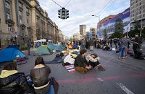 Estudantes montaram tendas no meio da rua e prometem parar o trânsito em Belgrado