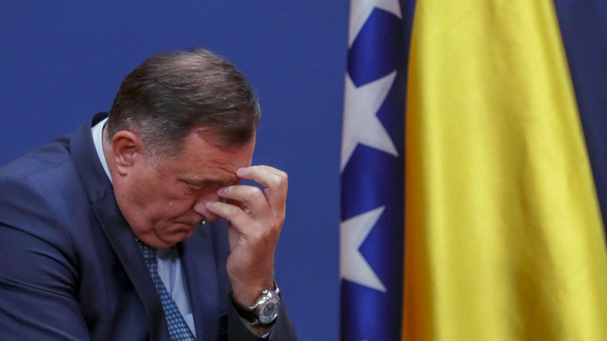 Der bosnische Serbenführer Milorad Dodik telefoniert vor Beginn eines Interviews mit der Associated Press in der bosnischen Stadt Banja Luka am Freitag