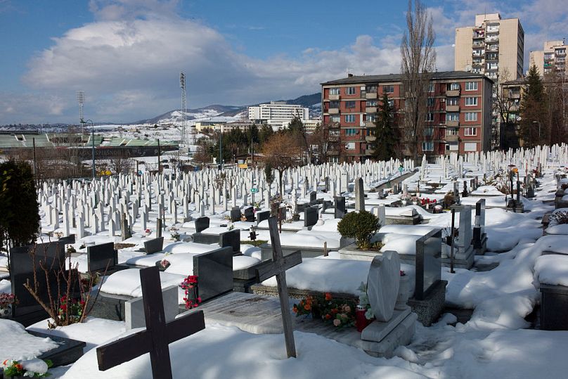 Winterszene auf dem Löwenfriedhof von Sarajevo, wo Tausende Opfer der Belagerung von Sarajevo begesetzt sind