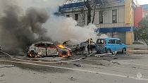 Des pompiers éteignent des voitures en feu après un bombardement à Belgorod, Russie, samedi 30 décembre 2023.