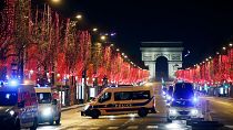 نیروهای پلیس دز شب سال نوی میلادی ۲۰۲۱ در خیابان شانزه لیزه پاریس