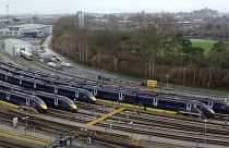 Les trains à grande vitesse de Southeastern Railway dans les voies de garage de la gare internationale d'Ashford, dans le Kent, en Angleterre, samedi 30 décembre 2023.