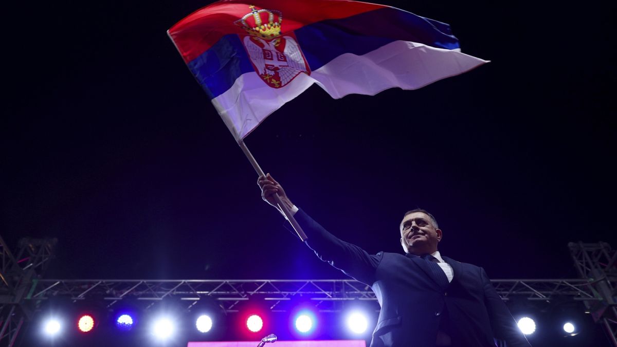 Szerb zászlót lenget a boszniai szerbek vezetője egy tavalyi nagygyűlésen