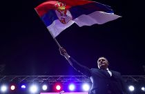 Szerb zászlót lenget a boszniai szerbek vezetője egy tavalyi nagygyűlésen