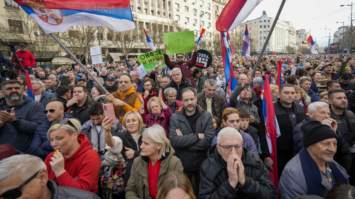 Demonstranten während einer Kundgebung in der Innenstadt von Belgrad, 30. Dezember 2023.