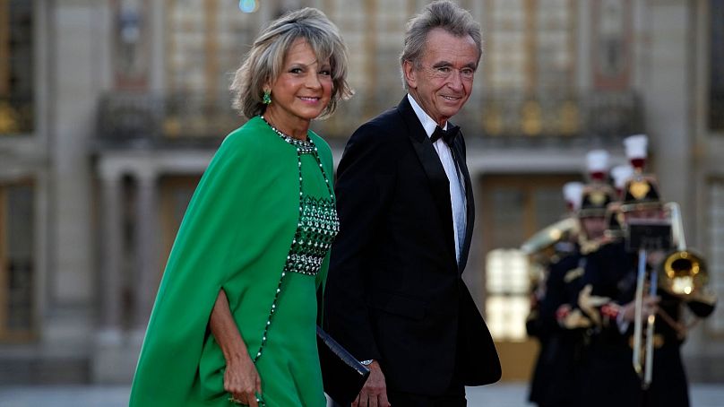 برنارد آرنو به همراه همسرش در حال خروج از ضیافت شام دولت فرانسه به افتخار پادشاه بریتانیا در کاخ ورسای به تاریخ ۲۰ سپتامبر ۲۰۲۳